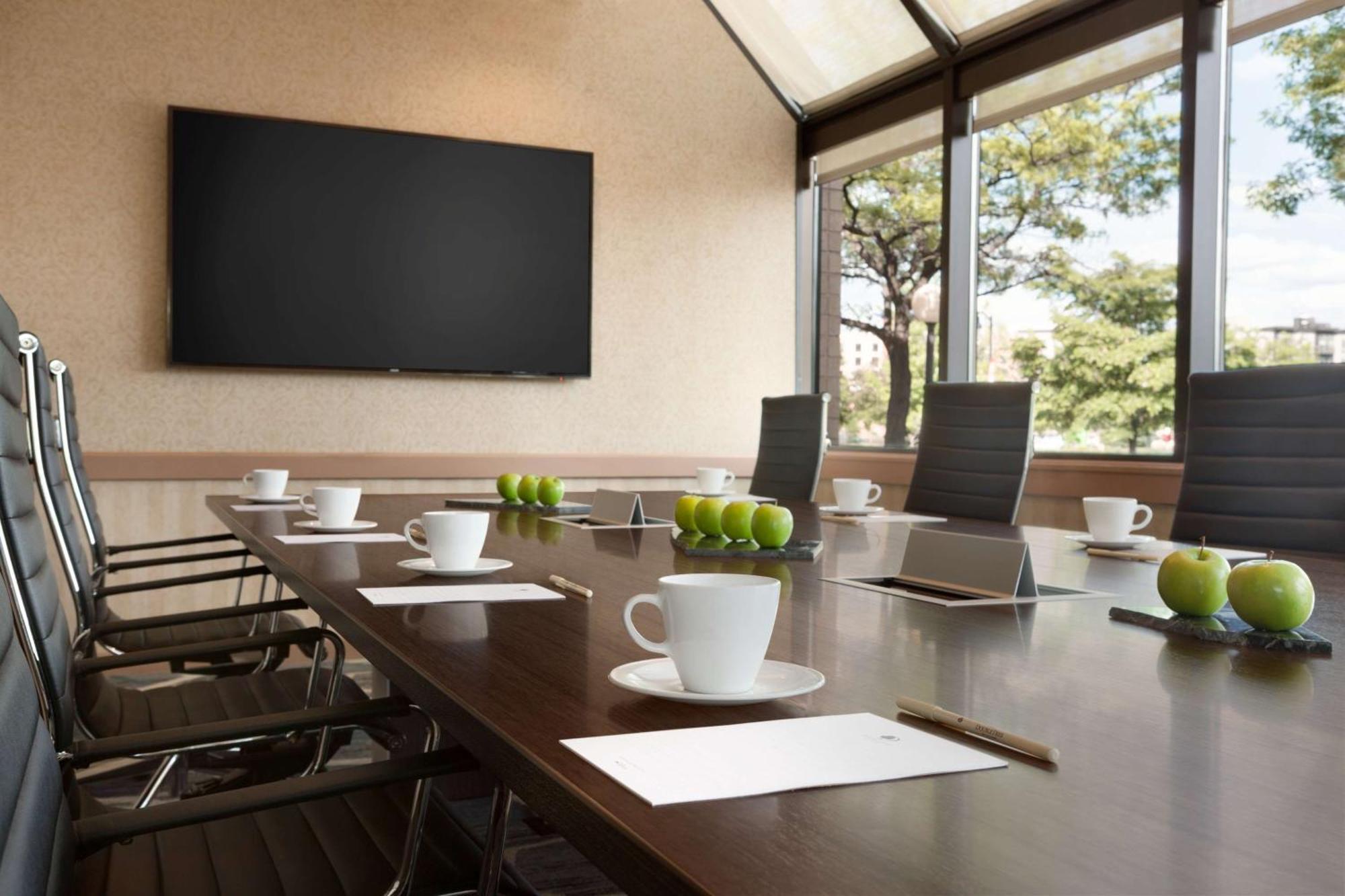Doubletree By Hilton Minneapolis Park Place Saint Louis Park Extérieur photo