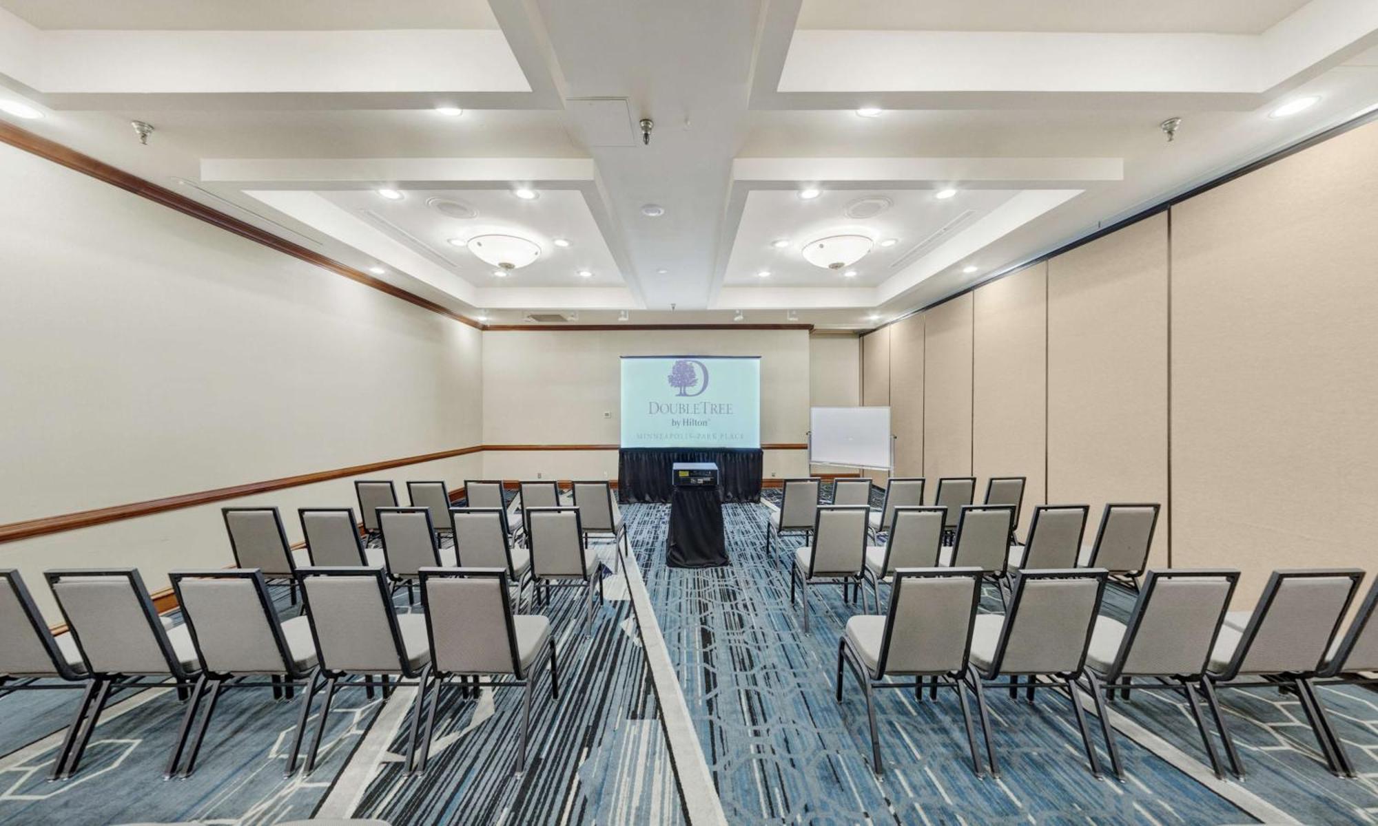 Doubletree By Hilton Minneapolis Park Place Saint Louis Park Extérieur photo
